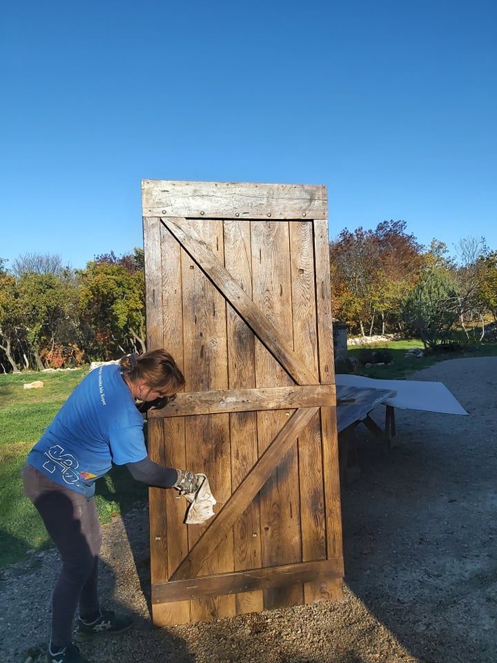 Barn door classica al grezzo durante la finitura a mano