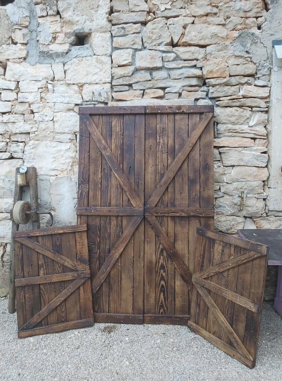 Porte artigianali in legno scuro