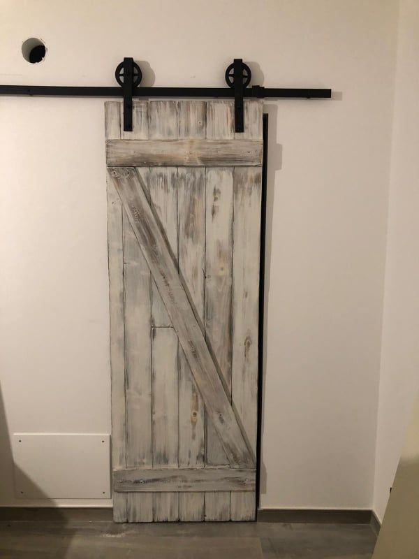 Porta scorrevole shabby bianca con diagonale a Z