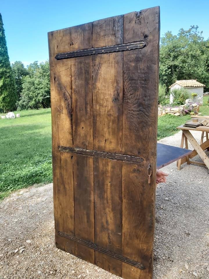 Porta in rovere con assi vecchie recuperate e bande in ferro battuto