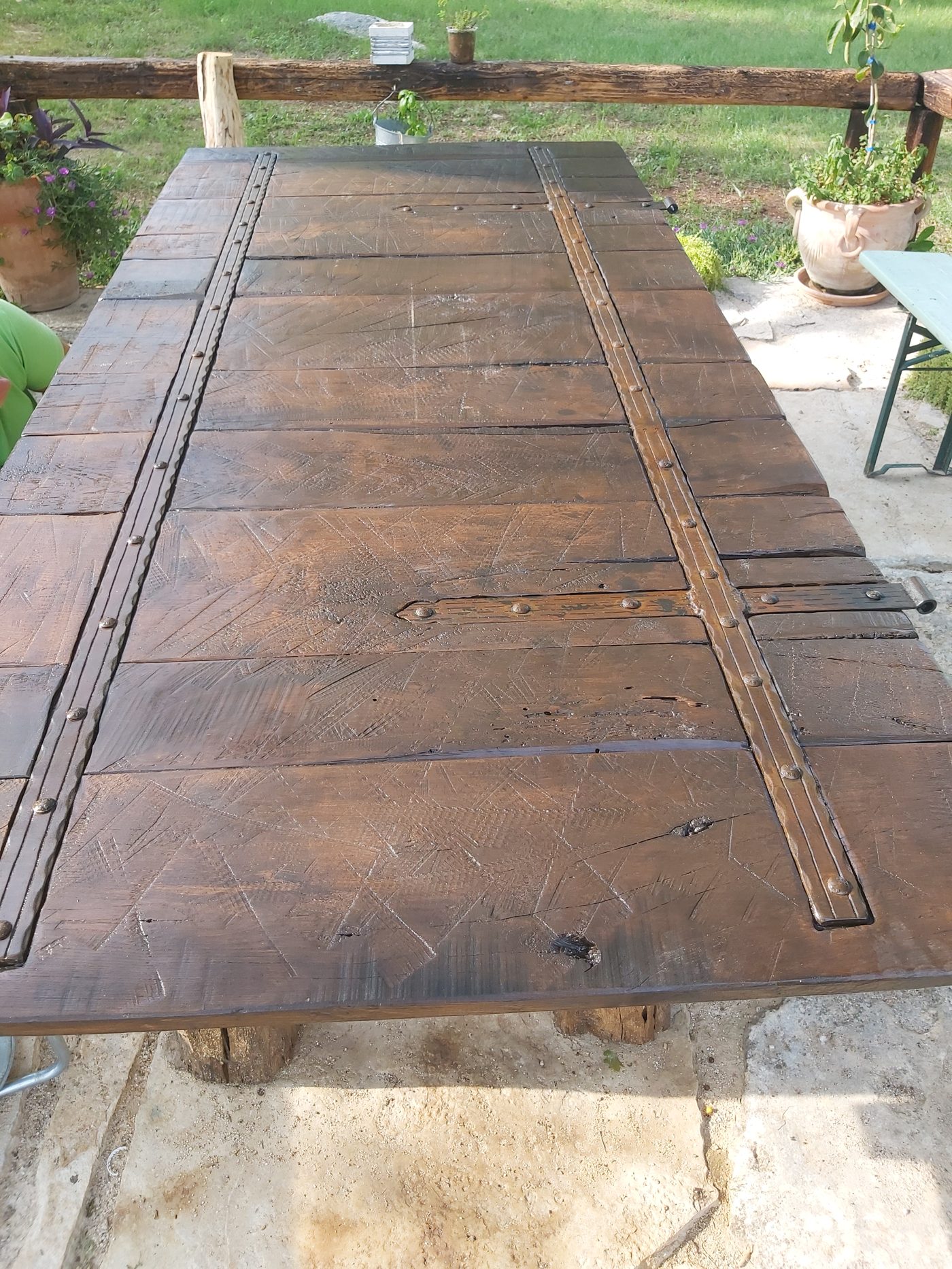 Levigatura di un piano tavolo in rovere